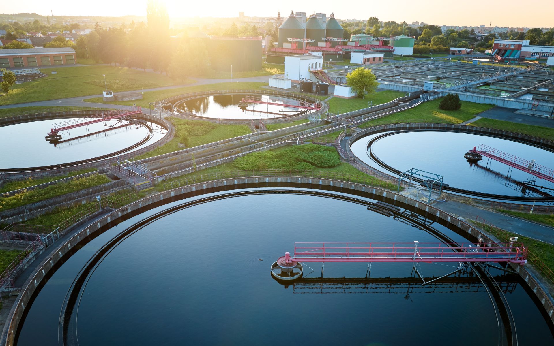En este artículo conocerás todo sobre las plantas de tratamiento de aguas residuales: qué son, para qué sirven, cómo es su funcionamiento y los tipos que existen.