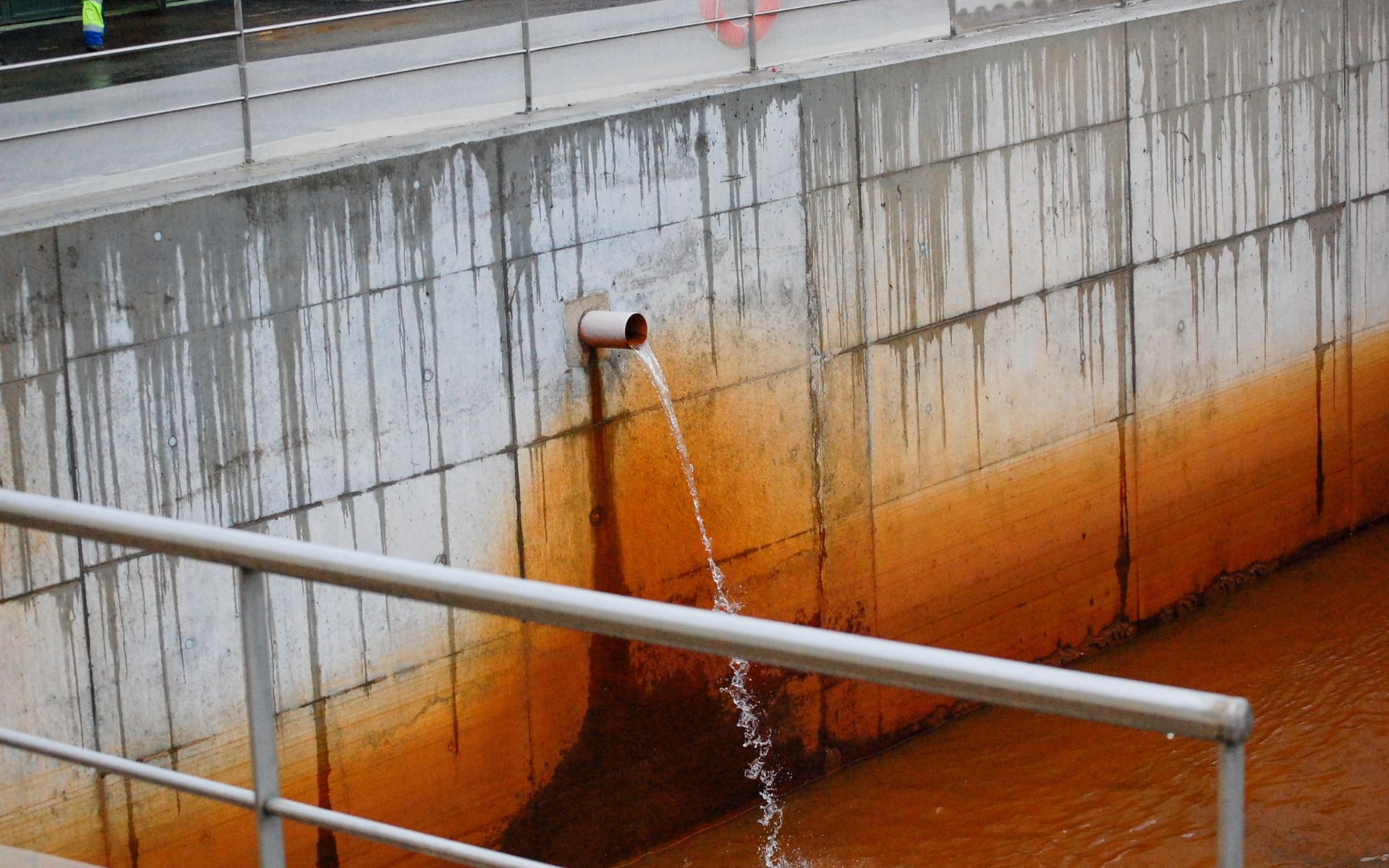 En este artículo conocerás el cloruro férrico: qué es, qué propiedades químicas tiene, cómo se prepara y cuáles son sus beneficios para el tratamiento de aguas residuales.